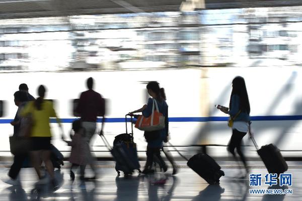 10月1日，旅客在安徽合肥火车站乘车。据铁路、交通部门消息，“十一”黄金周假期首日，全国铁路迎来客流最高峰，预计铁路发送旅客突破1100万人次，道路旅客运输预计客流量达到9700万人次。新华社发（杨晓原 摄）