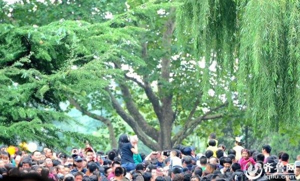 　图为该女子骑在男友脖子上拍照。