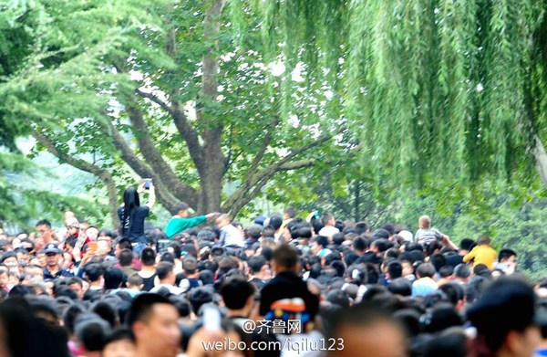 　图为该女子骑在男友脖子上拍照。2