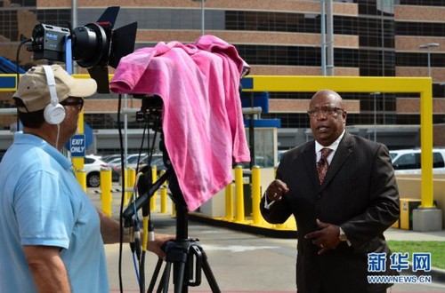 10月8日，在美国得克萨斯州达拉斯市，媒体在医院外采访。