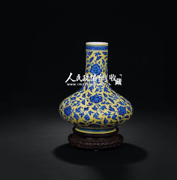 清雍正 黄地青花缠枝花卉纹荸荠瓶_副本