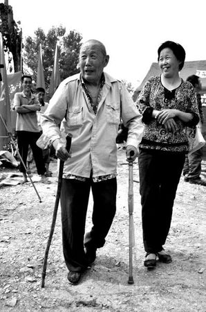 2011年6月26日，何兆胜在三女儿的陪伴下漫步在搬迁现场。