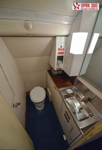 飞机上的卫生间。