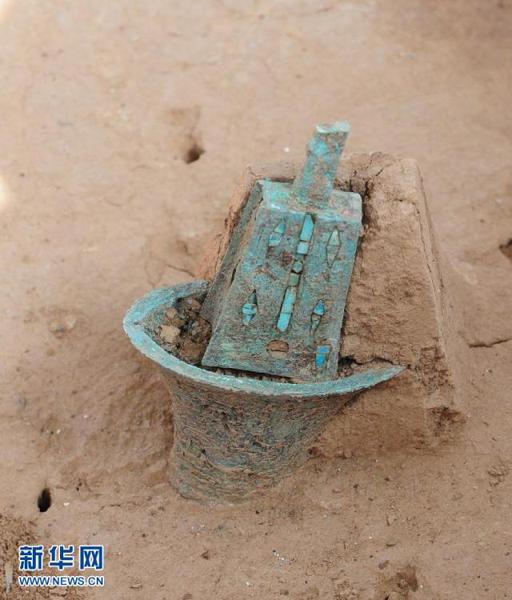 这是“青铜马车”镶嵌着绿松石的銮铃（10月14日摄）。