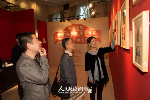银座国际执行董事徐斗、总经理张黎明陪同著名京剧名家王珮瑜看展_副本