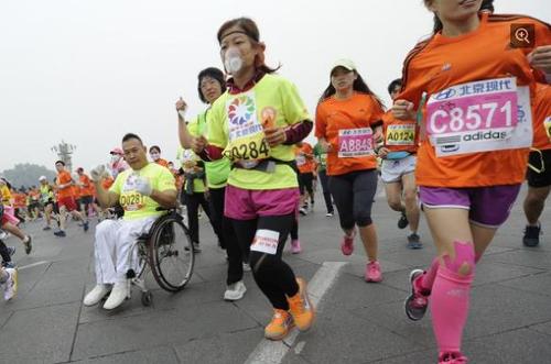 10月19日早上，2014北京马拉松比赛开赛，当天，北京PM2.5超过300，空气严重污染。18日下午18时，北京市政府正式发布空气重污染蓝色预警。