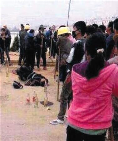 施工人员与村民冲突现场。