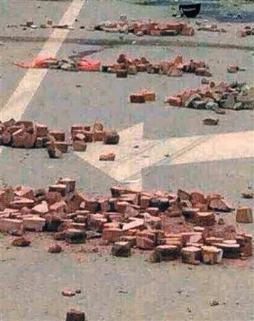 冲突现场满地转头。