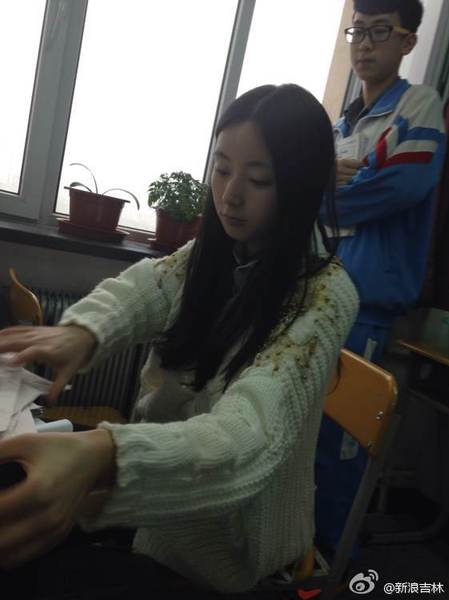 她是吉林市毓文中学的生物老师，长相甜美迷人，颇有日系治愈系女神的感觉。据说，她的课，班上男同学们没有一个睡觉的，并且还因此激发了全班男生学习生物的热情。1