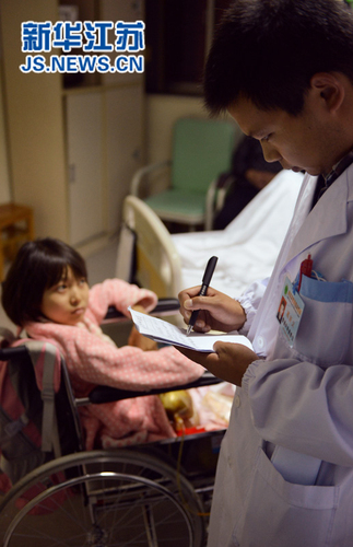 病房内，医生在为李蝶琼诊断病情。