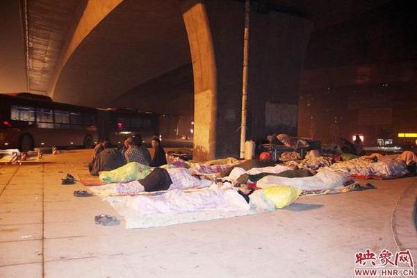 在东风路东侧的桥墩旁，二三十个铺盖卷儿排得很整齐，大伙儿或躺在被子里睡觉，或几个人坐在一起打纸牌。