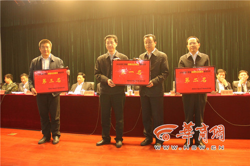 　蒲城县、临渭区和富平县在保障性住房建设考核中成绩较好，分别获取了一枚红(优秀)牌。