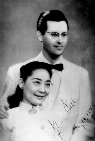 沙博理与夫人凤子的新婚照片。