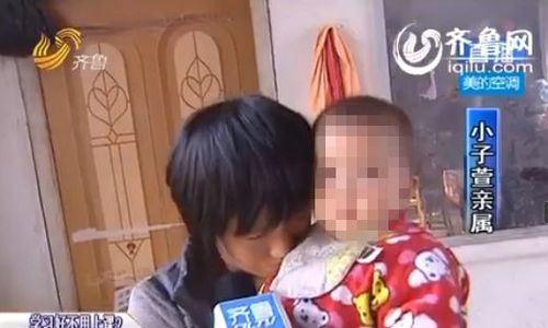 在向村民表达感谢时，低下了头，埋在抱着的孩子棉衣中。