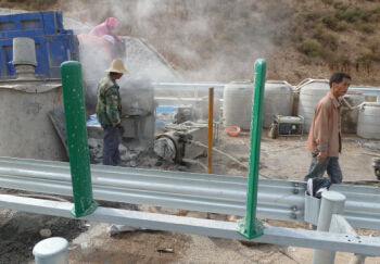 正在修复塌陷的路面 正在修复塌陷的路面