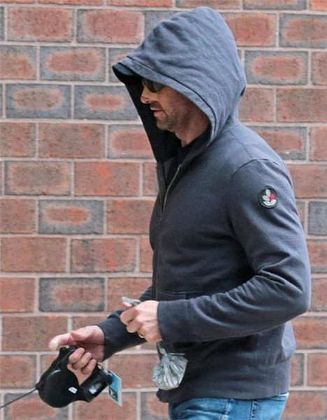 金刚狼休杰克曼低调遛狗