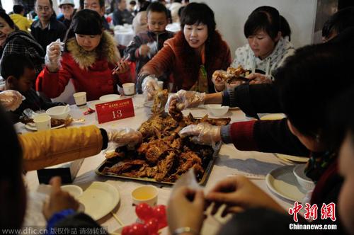 开发商宴请烤全羊2