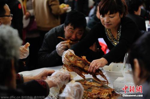 开发商宴请烤全羊