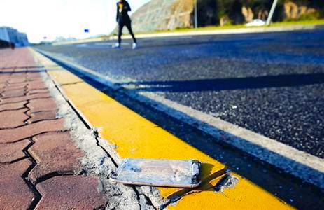 上海大巴侧翻-小伙获救后返回救受伤乘客3