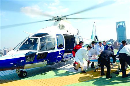 上海大巴侧翻-小伙获救后返回救受伤乘客2