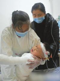 小建辉正在接受治疗 小建辉正在接受治疗