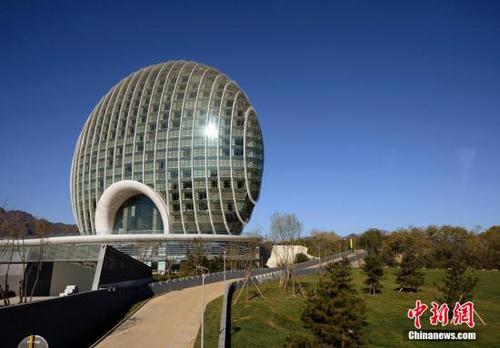 11月3日，部分媒体记者应邀前往位于北京市怀柔雁栖湖畔的2014年亚太经合组织（APEC）领导人非正式会议会场采访，图为日出东方酒店。 中新社发 侯宇 摄