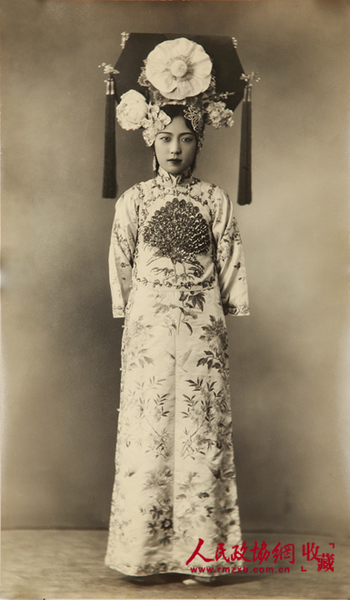 孟小冬身穿清代服饰照