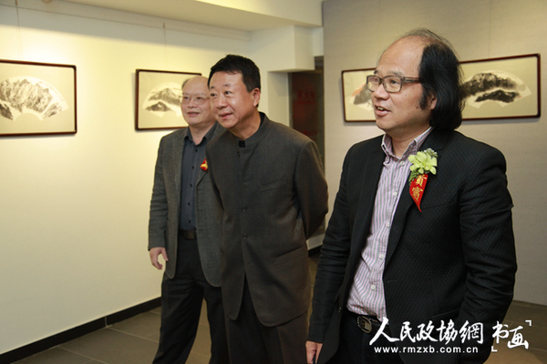 张晓凌观看展览_副本