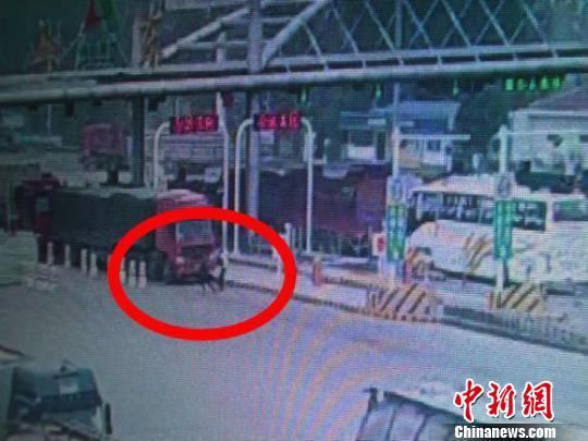 女子下车后，民警被咬瞬间。勾浩摄