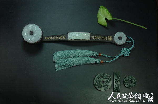 镇店之宝-檀木嵌羊脂白玉螭虎三镶如意_副本