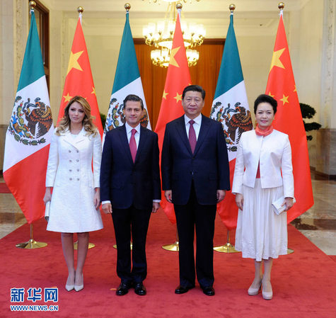 11月13日，国家主席习近平在北京人民大会堂北大厅举行仪式，欢迎墨西哥总统培尼亚对中国进行国事访问。这是习近平和夫人彭丽媛同培尼亚夫妇合影。 新华社记者 张铎 摄