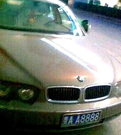 老干妈座驾之06款宝马745li 贵AA8888这么牛X的牌子也是政府奖励的。