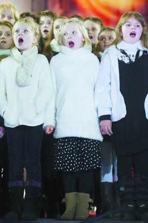 11月9日，德国在柏林勃兰登堡门举行大型活动，纪念柏林墙倒塌25周年。CFP供图