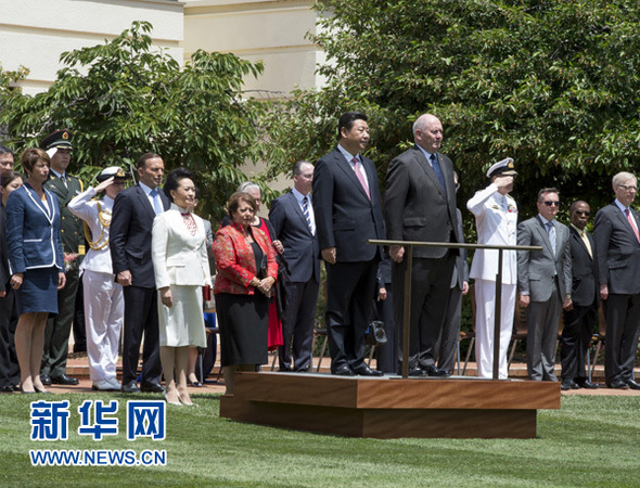 11月17日，中国国家主席习近平在堪培拉会见澳大利亚总督科斯格罗夫?；峒?，科斯格罗夫在总督府草坪为习近平举行隆重欢迎仪式。习近平和夫人彭丽媛抵达时，受到科斯格罗夫总督夫妇热情迎接。新华社记者李学仁 摄