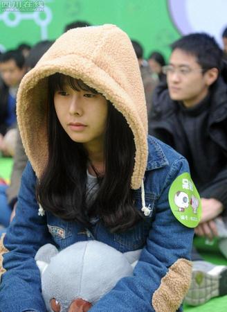 11月18日，首届全国“发呆大赛”首站在成都宽窄巷子举行。本次“发呆大赛”参赛者达200名。这场堪称史上最大规模的“瓜起大赛”让参赛的200人同时发呆，众多参赛者在20个考拉宝贝的“围堵”下，坐在地上，不动不笑，保持放空，期间听到手机铃声响起也不能接，十分有趣。