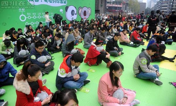 11月18日，首届全国“发呆大赛”首站在成都宽窄巷子举行。