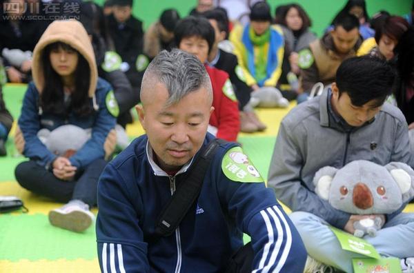 11月18日，首届全国“发呆大赛”首站在成都宽窄巷子举行。5