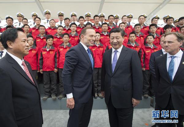 11月18日，正在澳大利亚塔斯马尼亚州首府霍巴特访问的中国国家主席习近平在澳大利亚总理阿博特陪同下参观南极科考项目并慰问两国科考人员。新华社记者李学仁摄