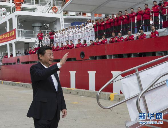 11月18日，正在澳大利亚塔斯马尼亚州首府霍巴特访问的中国国家主席习近平在澳大利亚总理阿博特陪同下参观南极科考项目并慰问两国科考人员。这是习近平在霍巴特港看望正在这里补给的“雪龙”号全体科考人员。新华社记者李学仁摄