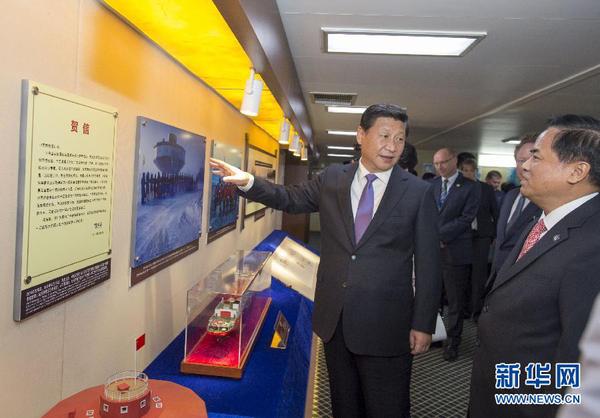 这是习近平参观中国极地考察30周年图片展。新华社记者李学仁摄