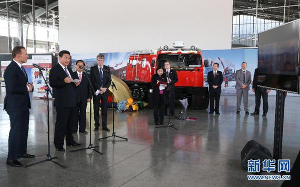 这是习近平和阿博特通过视频连线同中澳南极科考站工作人员通话。新华社记者 姚大伟 摄