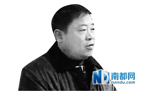 专案组向“亿元水官”出示抓捕文书 遭其抢过撕掉