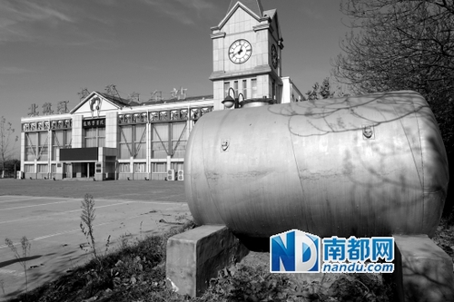 专案组向“亿元水官”出示抓捕文书 遭其抢过撕掉