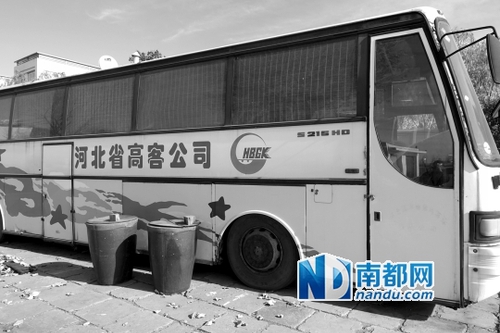 专案组向“亿元水官”出示抓捕文书 遭其抢过撕掉