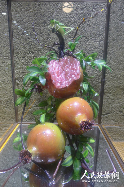 016 传统工艺制作的琉璃摆件_副本