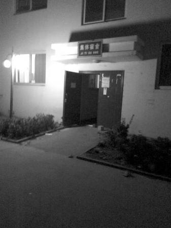 案发单元楼的门口。京华时报记者孟凡泽摄