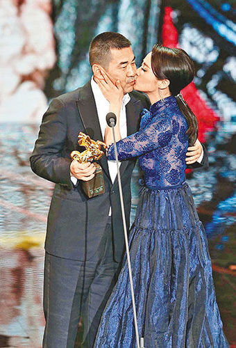 陈建斌夺影帝，妻子蒋勤勤献吻