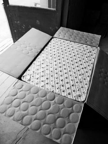 一个大箱子里就只装了一枚A级礼花弹，其威力相当于八十八枚手榴弹。