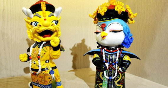 故宫龙凤吉祥物首曝光 模仿清代帝后造型2