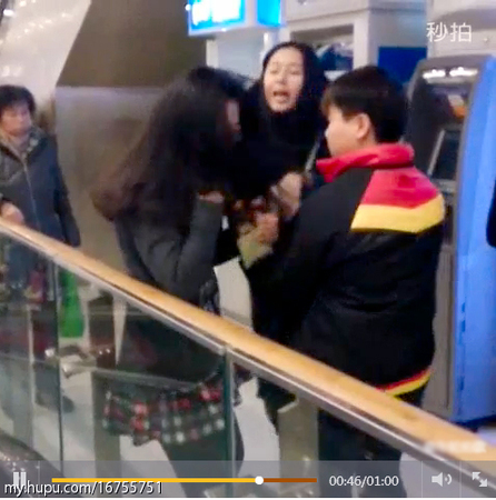 女子占着ATM打扮被打-直呼我项链两千多3